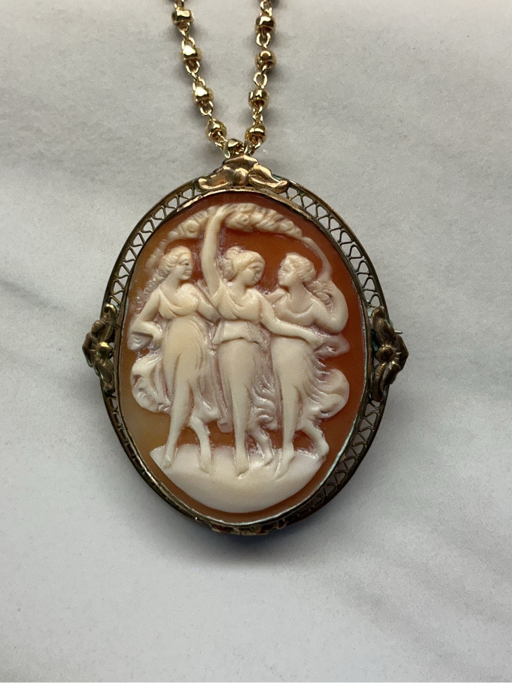 Vintage-Style Shell Cameo Pendant Necklace in Cream and Brown